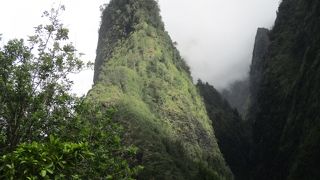 展望台から眺めるイアオ・ニードルと飛ばれる噴石錐の尖峰クカエモクが印象的でした。