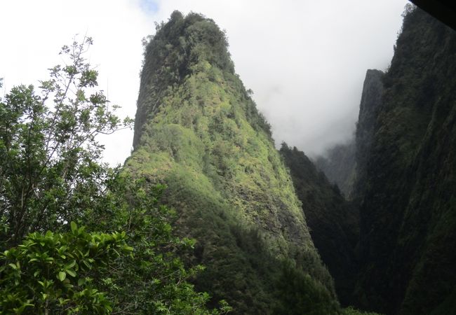 展望台から眺めるイアオ・ニードルと飛ばれる噴石錐の尖峰クカエモクが印象的でした。