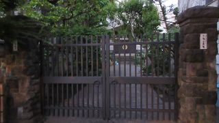 門の外からでも緑豊かな境内の様子と、モダンな造りの本堂が見え印象に残りました。