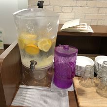 お水はセルフサービスです