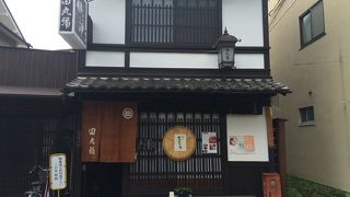 住宅街にある老舗のお煎餅屋さん