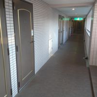 マンションのような通路です。