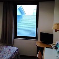 窓の外は屋根です