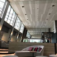 ラウンジほ天井が高くて開放感