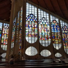 鮮やかなステンドグラス