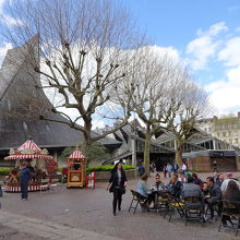 中央にジャンヌ・ダルク教会と市場の建物