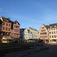 広場の周りに建つ木組みの家