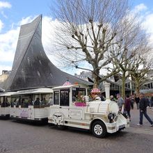 広場を走るミニトレイン