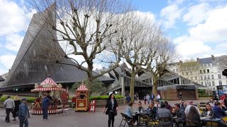 ジャンヌ・ダルク教会と市場の建つ広場