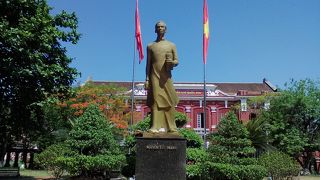 中にある銅像は必見