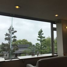 開放感のある明るいカフェ