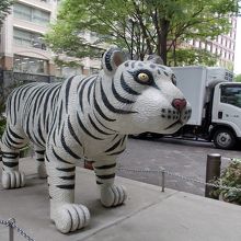 丸の内の街路にはこんなオブジェも