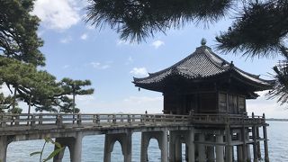 湖面に浮かぶお堂