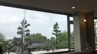 港を見下ろしながらランチできます