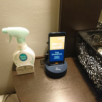 客室には、自由に使用できるスマホが置いてあります。