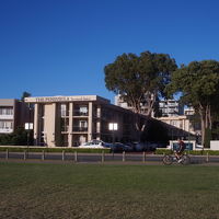 川岸公園に面して入口があります