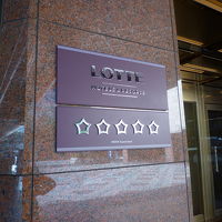 隣の免税店は朝から、行列です！