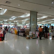 出発フロアのお土産売り場