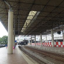 静まり返った駅のホーム