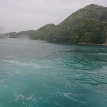 鯛ノ浦港に着いたところ窓からは島の風景