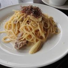 牛すじの煮込みとヤングコーンのクリームパスタ
