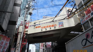 お参りの行帰りによる商店街