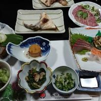 豪華で家庭的な料理が並びます