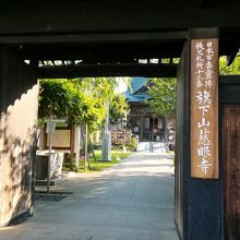 山門の向こうに本堂を拝む