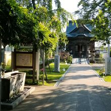 山門くぐりお寺の中に