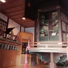 経堂内の輪蔵と十三権者の木像