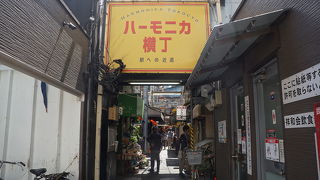 日中は閉まっている店も多いので