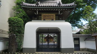 竜宮城の門みたいなずんぐりとした山門