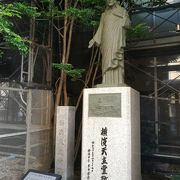 中華街の東門そばの地下鉄駅入口にあるキリスト像は？