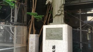 中華街の東門そばの地下鉄駅入口にあるキリスト像は？