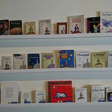 言語のコーナー。様々な言語で翻訳された星の王子様