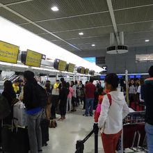 成田空港のチェックインは、マニラ便と一緒なんで行列です