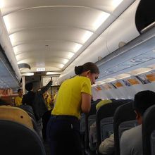 シートは、真ん中通路の両側に各3席並んでます。