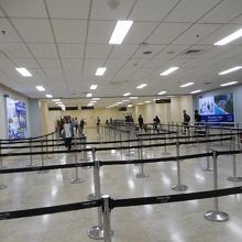 前方のシートを取れば、行列を避けイミグレも楽々通過できます