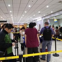 帰国便は早朝の割にチェックインの列が長いですね。
