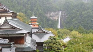 三重塔とその奥に見える那智滝