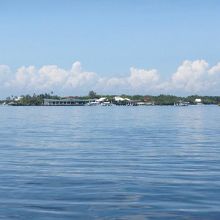 マクタンからボートで30分ほどの沖合にある、きれいな島です。