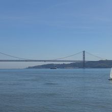 赤く見えない。