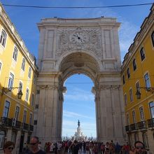 南端は勝利のアーチ。