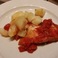 淡水魚のトマトソース、ポテト