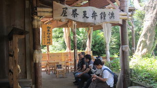 弁天堂の隣です