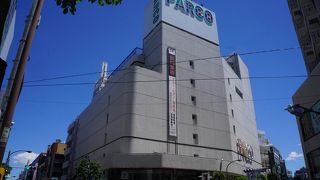 カラフルな「PARCO」の文字