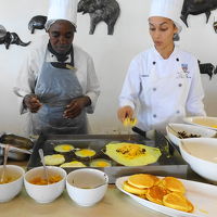 サファリ後の朝食では卵焼きをつくってくれる