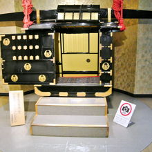 この駕籠に乗って写真撮影