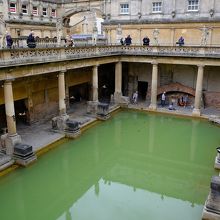 温水プールとテラス　テラスは地上と同じ高さ