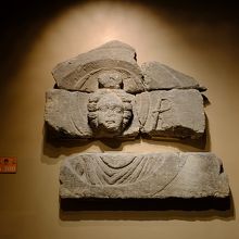 月の神殿のファサードに飾られていた月の女神